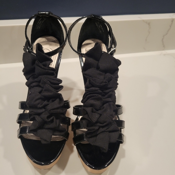 Fergie Strappy Ruffle block heels Size 6 EUC - Picture 8 of 8